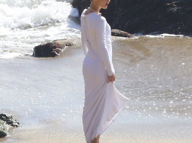 Slide image for gallery: 3831 | Комментарий «Леди Mail.Ru»: Ванесса также позировала в белом платье