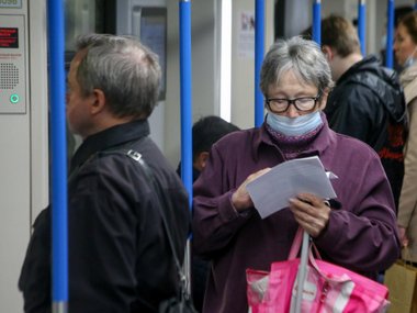 slide image for gallery: 26666 | Масочный режим в московском метро(c)