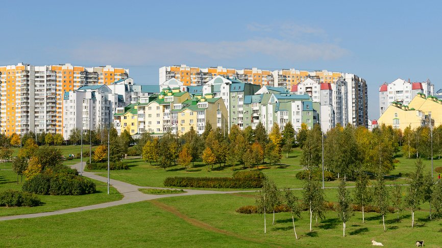 Несколько многоэтажных домов на фоне голубого неба