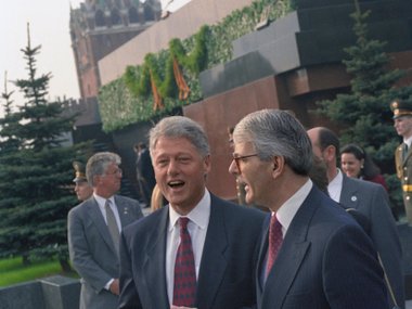 Билл Клинтон на Красной площади перед Парадом Победы, 1995 год Билл Клинтон на Красной площади перед Парадом Победы, 1995 год