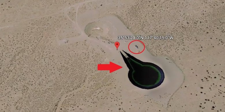 Кратер и лодка, отмеченная кругом. Фото: Google Earth