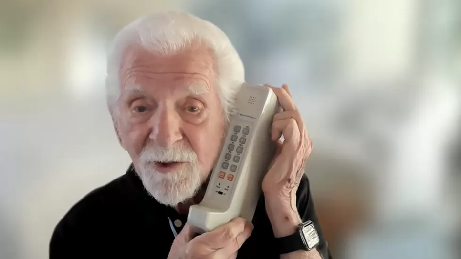 Мартин Купер с первым мобильным телефоном. Фото: BBC