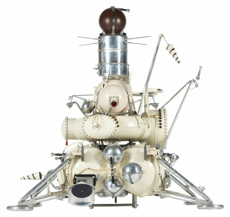 Советский аппарат Луна-16 стал первым автоматическим аппаратом, который доставил космическое вещество на Землю