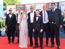 Команда фильма «Рай», в центре — Кончаловский с женой и сыном Петром Команда фильма «Рай», в центре — Кончаловский с женой и сыном Петром