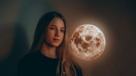 Девушка и луна