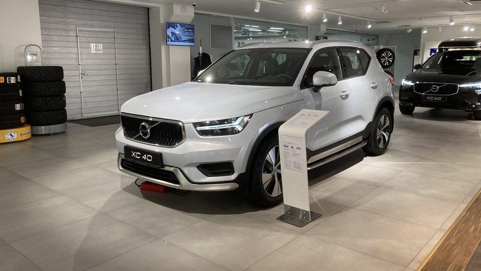 Автомобили Volvo в салоне официального дилера