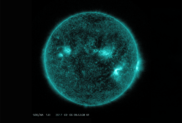 Район прорыва магнитного поля через фотосферу и солнечная вспышка (внизу справа на солнечном диске). Изображение: NASA / GSFC / SDO