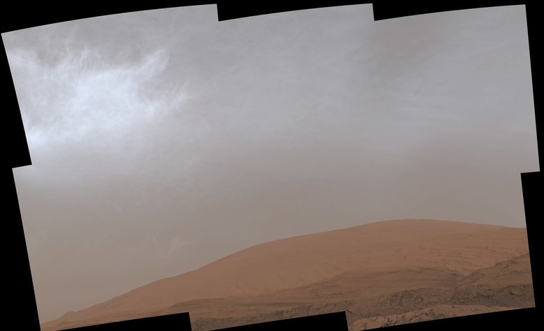 Облака, дрейфующие над горой Шарп на Марсе. Фото: NASA