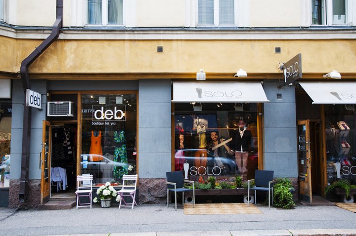 На Fredrikinkatu (на фото) расположен магазин Acolyth fashionstor, созданный специально для любителей «сборных» бутиков — в общей сложности здесь представлен 21 бренд На Fredrikinkatu (на фото) расположен магазин Acolyth fashionstor, созданный специально для любителей «сборных» бутиков — в общей сложности здесь представлен 21 бренд