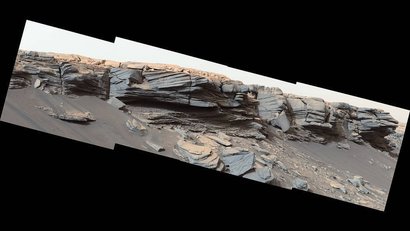 Рельефная впадина в скале по центру снимка справа — результат воздействия воды миллиарды лет назад. Слева можно увидеть коллаж из 116 фотографий, на котором показано, где будет двигаться ровер во время летних месяцев. Фото: NASA