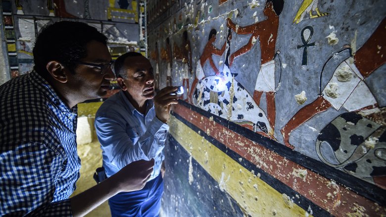 Мохамед Муджахид (слева), глава египетской миссии, которая обнаружила могилу древнего египетского дворянина, относящуюся ко времени 5-й династии (2494–2345 гг. до н.э.). Источник: TimesOfMalta