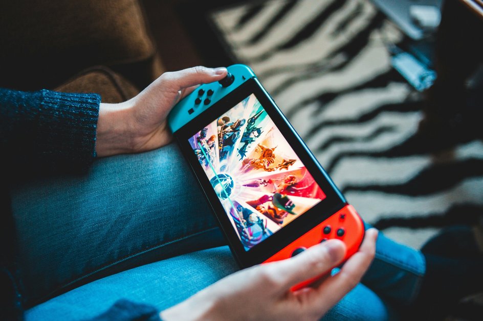 Игрок держит в руках Nintendo Switch