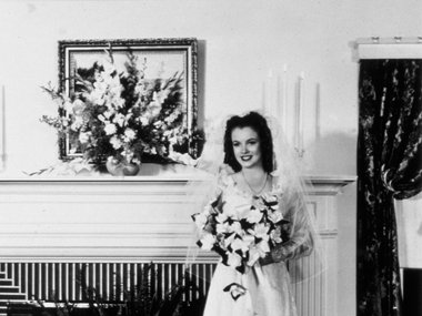 Slide image for gallery: 10594 | 1942 год. 17-летняя Норма Джин выходит замуж за Джеймса Догерти. Спустя много лет сама актриса расскажет, что их брак был пресным и что они почти не разговаривали. Догерти и Монро разведутся спустя четыре года после свадьбы