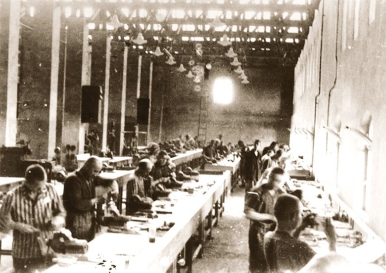 Заключенные на принудительных работах на фабрике Siemens в концентрационном лагере Бобрек. Источник Wikipedia