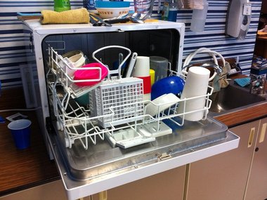 Посудомоечная машина. Кладите все острые предметы на дно, а моющие средства храните вне досягаемости детей, лучше всего – в запертом шкафу на верхней полке. Посудомойку тоже лучше закрывать на замок, когда вы ей не пользуетесь.