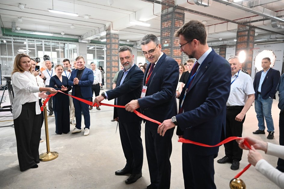 люди на запуске производства люди на запуске производства