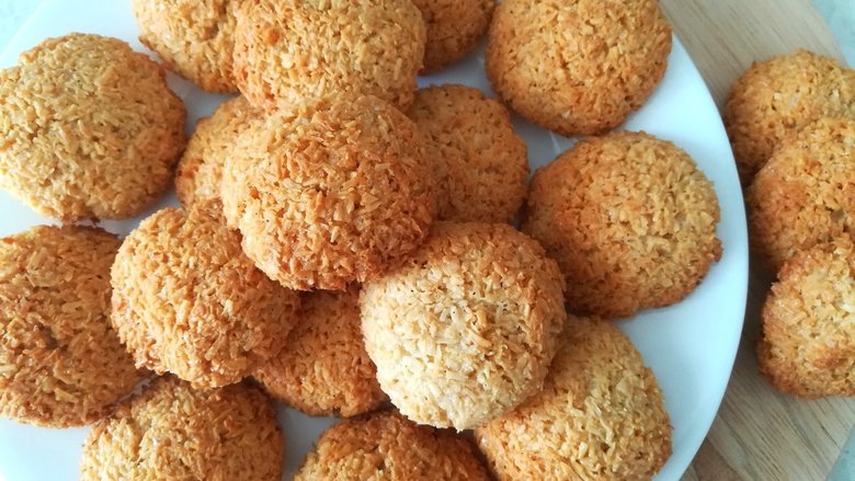 8 рецептов нежного кокосового печенья - Лайфхакер