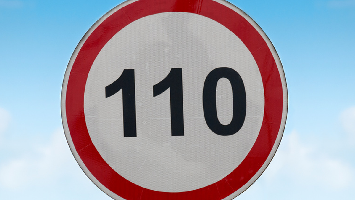 Знаки допустимой скорости. Знак ограничения скорости. Знак 110. Ограничение скорости 110. Знак скорость 110.