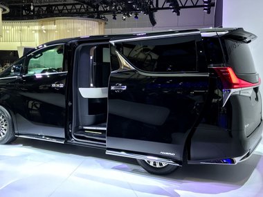 slide image for gallery: 24356 | Lexus LM