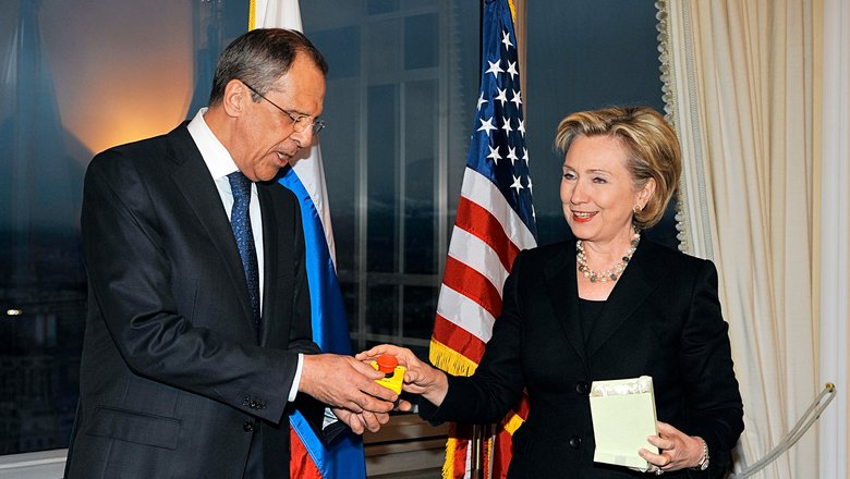 В 2009 году занимавшая в то время пост госсекретаря США Хиллари Клинтон подарила главе МИД РФ Сергею Лаврову кнопку, которая должна была символизировать перезагрузку отношений между двумя странами. Однако по ошибке американцы написали на кнопке не «перезагрузка»