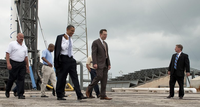 Барак Обама совершает поездку на Space Exploration Technologies, известную как SpaceX, вместе с Илоном Маском, генеральным директором SpaceX на военно-воздушной станции Кейп Канаверал, мыс Канаверал, штат Флорида, в четверг, 15 апреля 2010 года. Фото: Билл Ингаллс/wikimedia