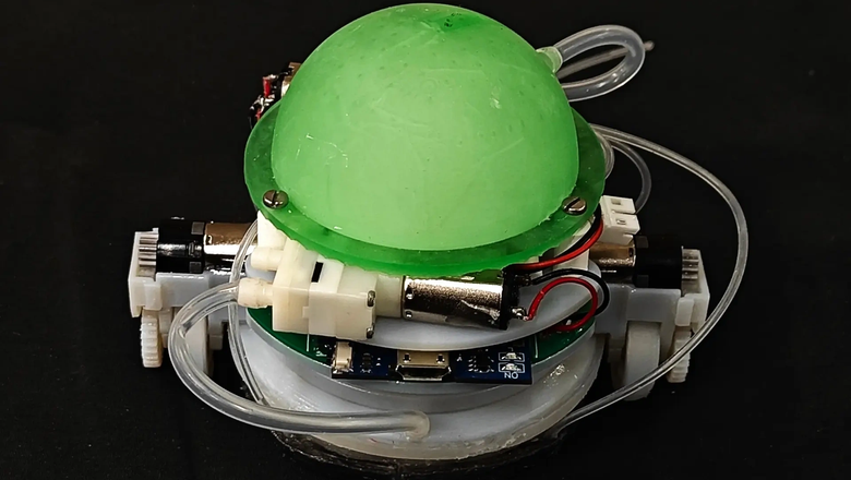 Прототип робота управляется дистанционно через Bluetooth.