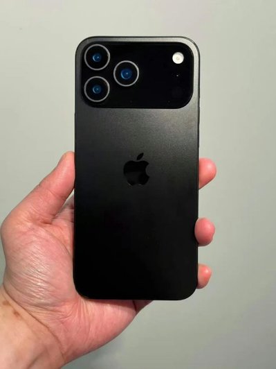 Фото прототипа iPhone 17 Pro в руке