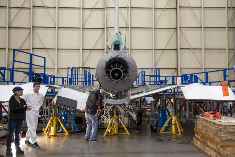 Двигатель General Electric Aviation F414-GE-100 был установлен на X-59 на заводе Lockheed Martin Skunk Works в Палмдейле, Калифорния. Фото: NASA