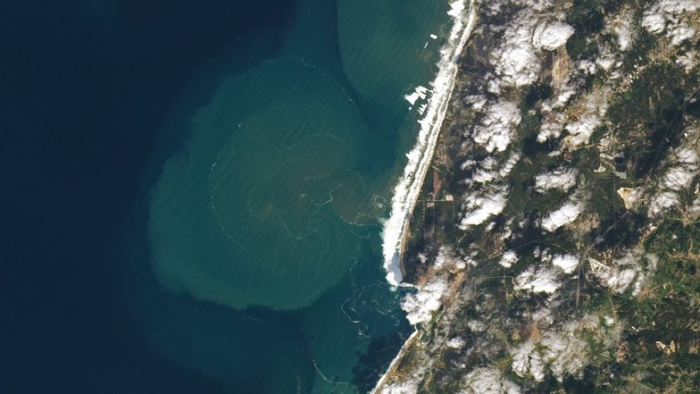 На&nbsp;спутниковом снимке заметили гигантские семиэтажные волны у&nbsp;берегов Португалии