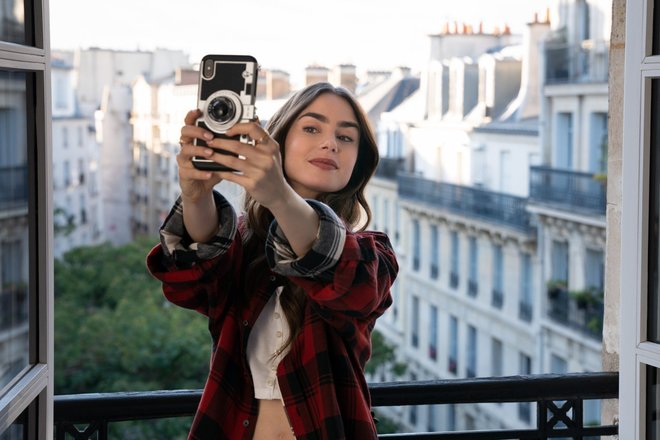 Кадр из сериала Эмили в Париже Кадр из сериала Эмили в Париже