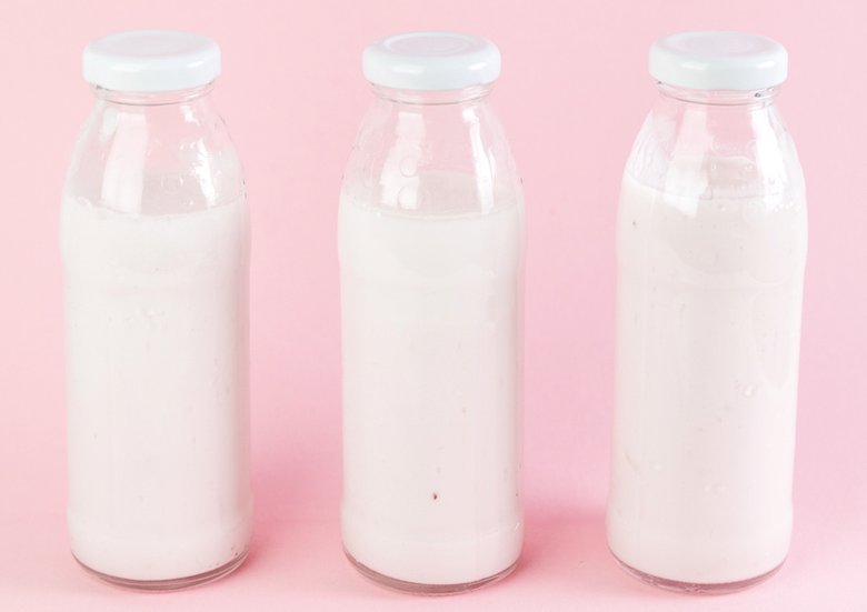 <figcaption> Если вы задались вопросом, можно ли беременным пить молоко, обратите внимание на то, как напиток усваивается вашим организмом </figcaption>