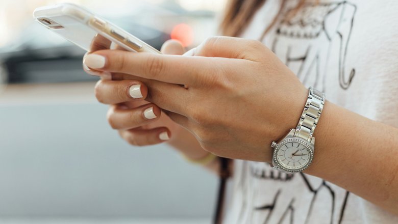 Ученые изучили влияние ежедневного использования смартфонов на здоровье подростков.