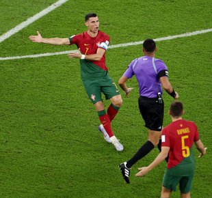 В Португалии рассказали, что Роналду вытащил из шорт во время матча ЧМ