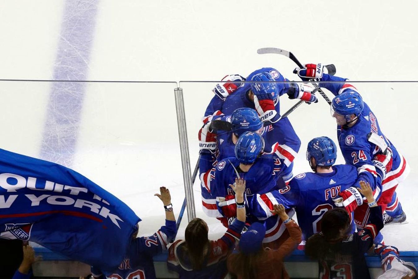 «Рейнджерс» сорвали «день российских вратарей» в НХЛ, заявив на игру Куика