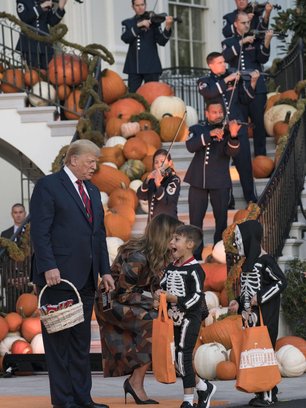 Slide image for gallery: 11692 | Мелания Трамп раздала конфеты на Хэллоуин