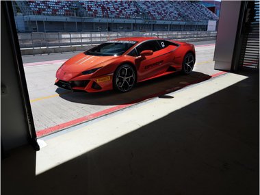 slide image for gallery: 24753 | Lamborghini Huracan Evo