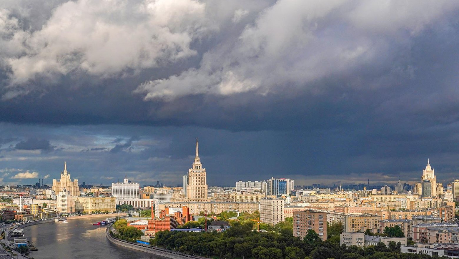 Какая бывает погода в москве. Гроза в Москве. Москва. Дождь в Москве. Городские пространства Москвы.