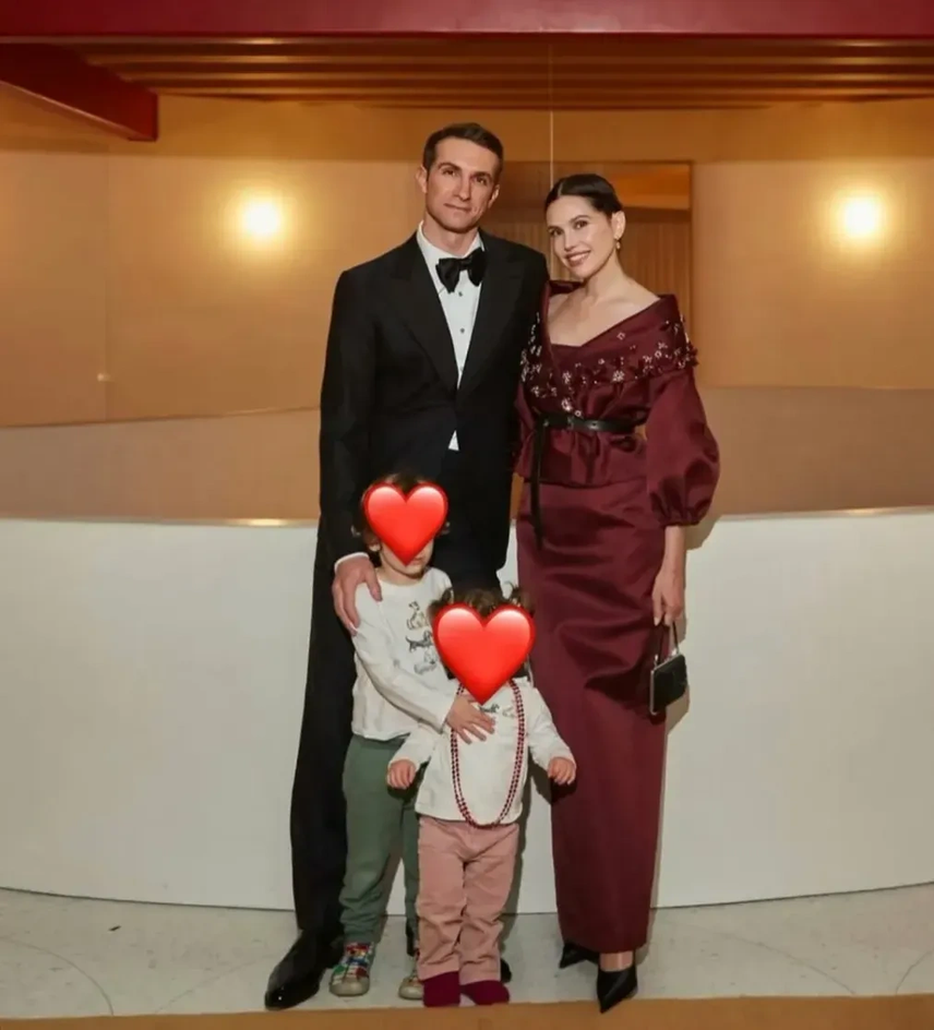 Даша Жукова с мужем и детьми Даша Жукова с мужем и детьми