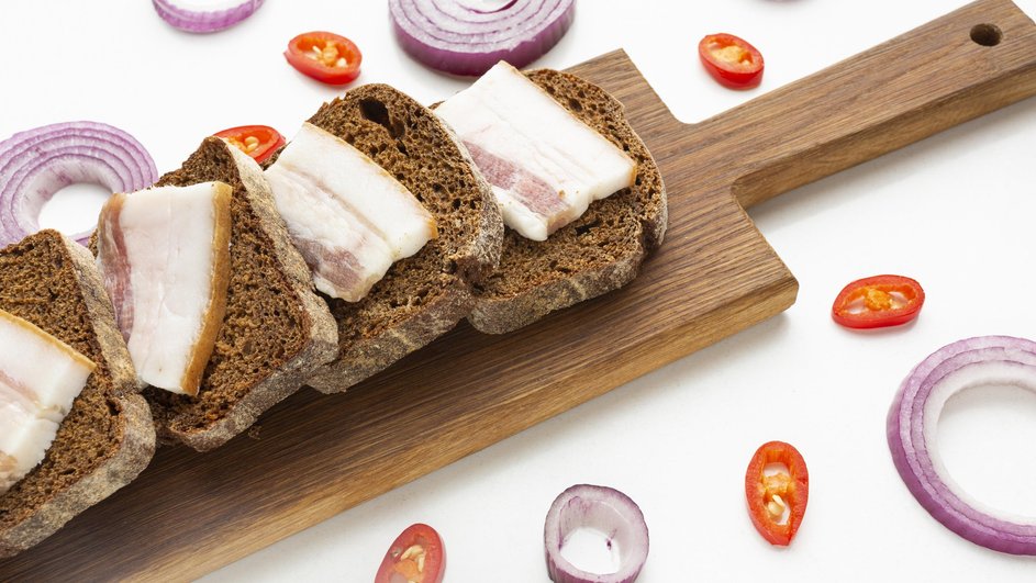 Сало с луком и ржаным хлебом Сало с луком и ржаным хлебом