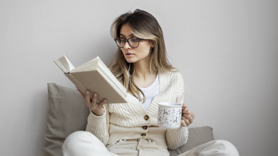 Девушка читает книгу Девушка читает книгу