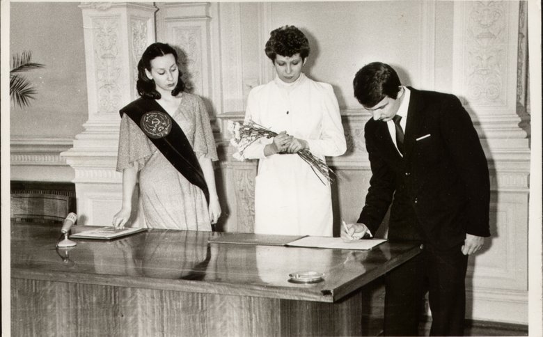 Традиционное советское свадебное фото: молодожены Лялягины