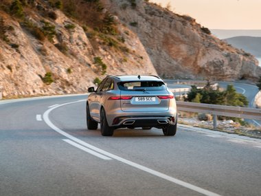 slide image for gallery: 26575 | Jaguar F-Pace