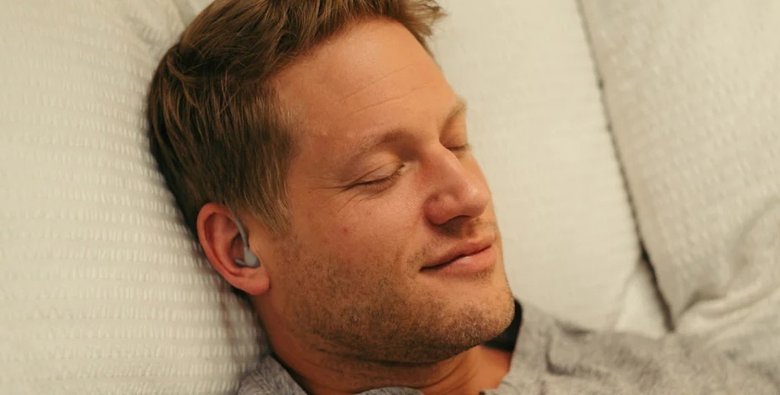 Наушники генерируют белый шум или включают успокаивающие треки для улучшения сна. Фото: Philips 