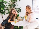 подруги в кафе подруги в кафе