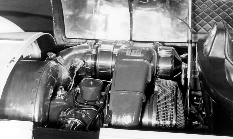 Как у настоящих гоночных машин, мотор Firebird XP-21 располагался в базе