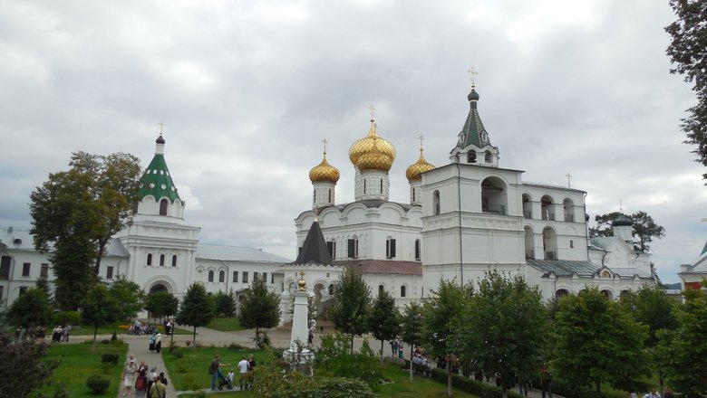 Летние виды Ипатьевского монастыря можно увидеть, отправившись в круиз по Волге.