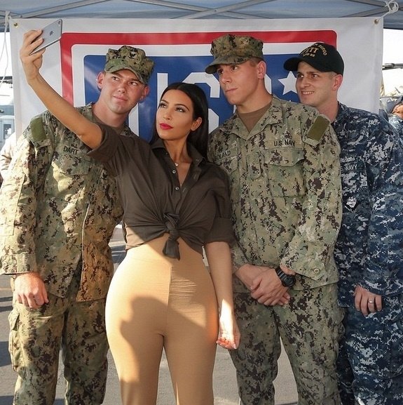 «Конечно, я хочу сделать селфи!» — подписала Ким фото, на котором она изображена с тремя бравыми солдатами
