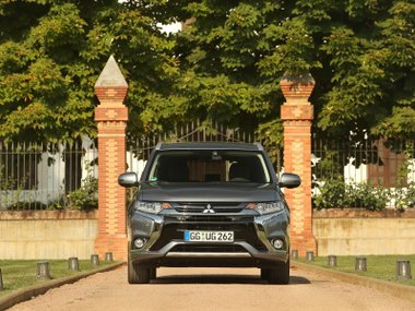slide image for gallery: 19861 | Mitsubishi Outlander PHEV