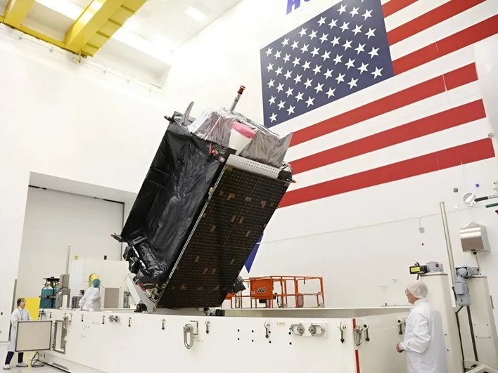 Спутник GPS перед запуском в США Спутник GPS перед запуском в США