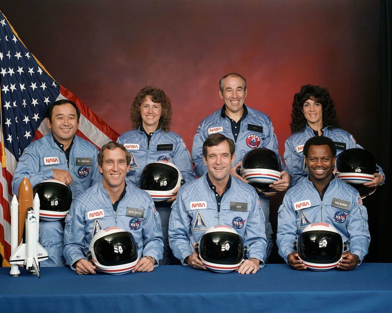 Экипаж погибшего «Челленджера»: (в первом ряду слева) Майкл Смит, Френсис Скоби, Роналд МакНэйр, (во втором ряду слева) Эллисон Онидзука, Криста Маколифф, Грегори Джарвис, Джудит Резник. Фото: NASA - NASA Human Space Flight Gallery / Wikipedia